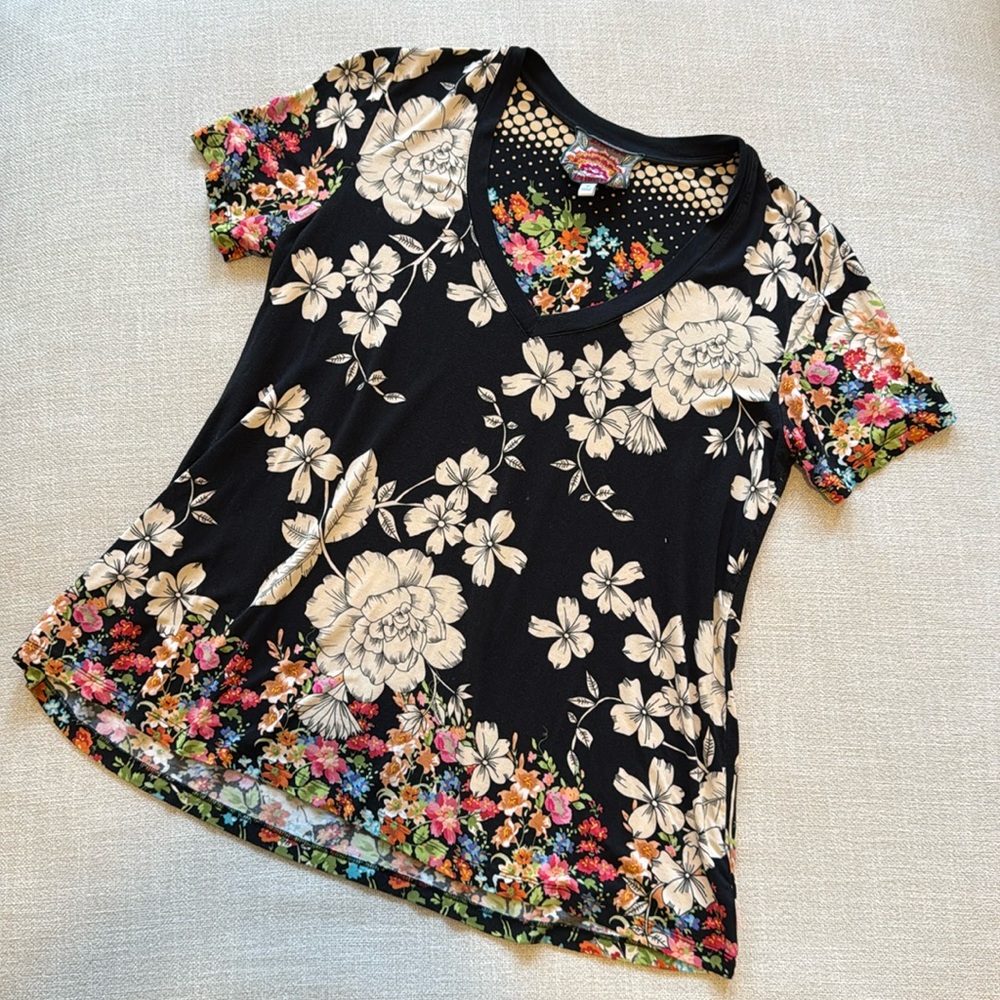 Johnny Was THE JANIE FAVORITE SHORT SLEEVE V‑NECK SWING TEE Medium
